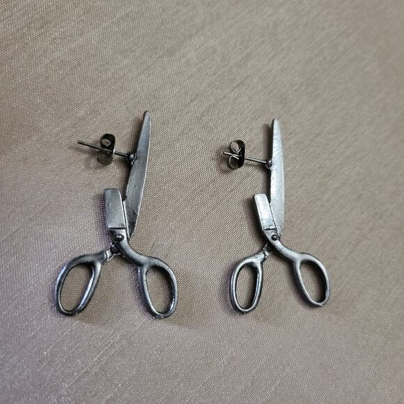 Edgy industrial scissor shaped illusion earrings - Picture 2 of 6